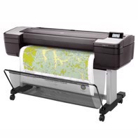 Por favor, traduza para o português:

Plotter HP DesignJet T1700 Postscript + incl. 1 ano de serviço no local